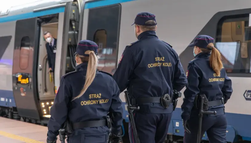 Straż Ochrony Kolei czuwa nad bezpieczeństwem pasażerów. Dowiedz się, jak się dostać do pociągu pod ich okiem.
