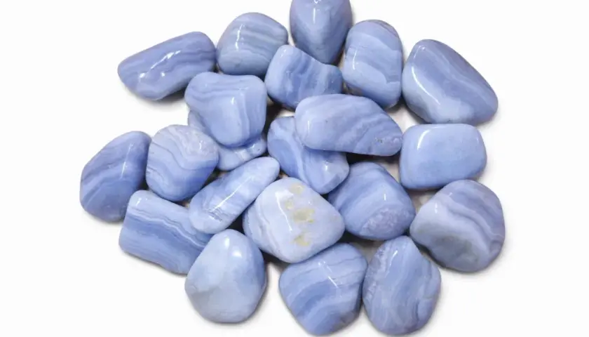 Ein Haufen glatt polierter blauer Chalcedon-Trommelsteine, die für ihre beruhigende trommelstein wirkung bekannt sind.