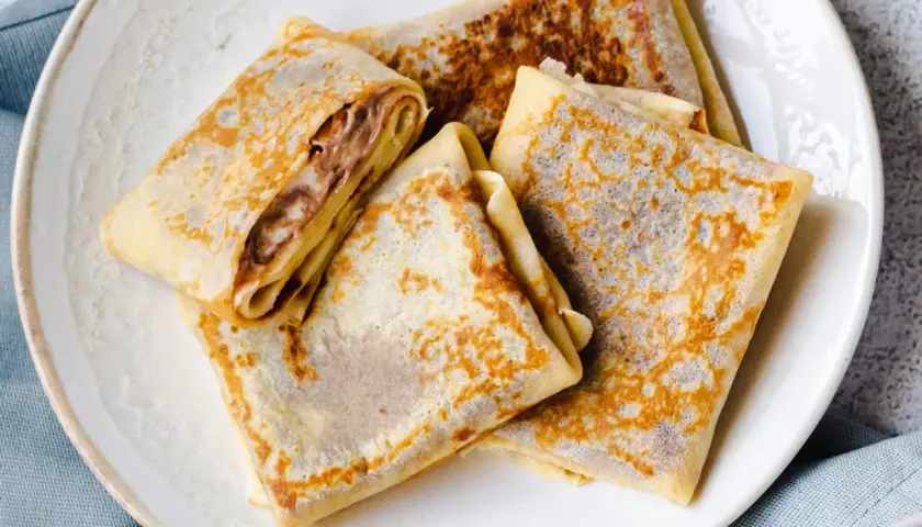 Gefaltete Crêpes mit Schokoladencreme-Füllung, ein köstliches Crêpes Rezept für süße Momente.