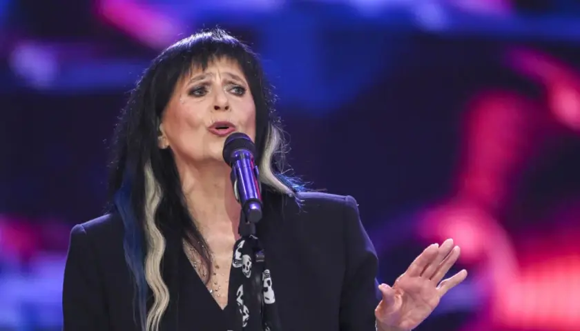 Wanda Kwietniewska śpiewa, a jej charakterystyczne, siwe pasma we włosach i rockowy styl podkreślają jej niepowtarzalne utwory.