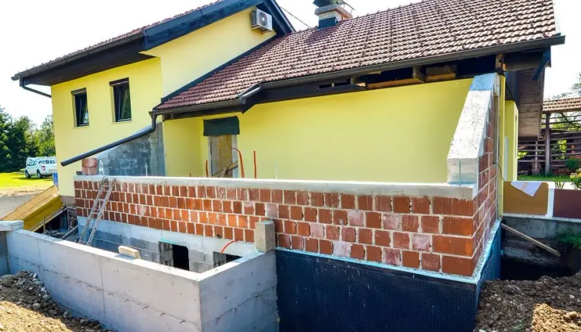 Czy ocieplać fundamenty w starym domu? Oto kluczowe korzyści i metody