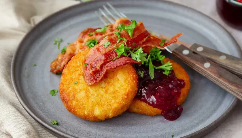 Gylla potatisbullar med knaperstekt bacon, lingonsylt och persilja. Ett härligt potatisbullar recept för en god måltid.