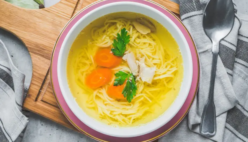 Aromaticzny rosół z makaronem, marchewką i kurczakiem. Idealny na chłodne dni, gdy zastanawiasz się, ile gotować rosół.