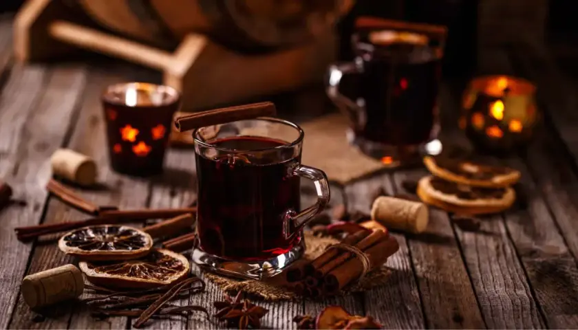 Ciepłe, jesienne drinki z cynamonem i anyżem, ozdobione suszonymi pomarańczami, tworzą przytulną atmosferę.