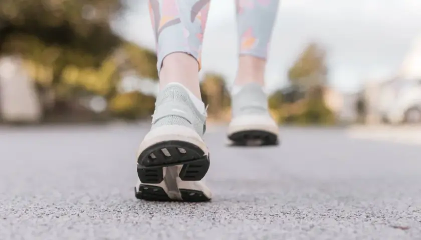 Passi leggeri su strada, un passo alla volta, scoprendo il miglior sport contro la depressione.