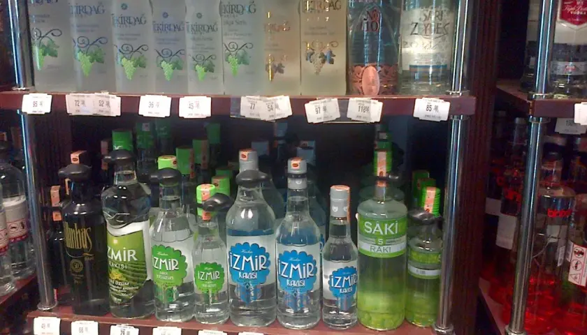 Półki sklepowe uginają się pod ciężarem butelek z alkoholem w Turcji. Widać tu m.in. rakı, wódkę i inne trunki.