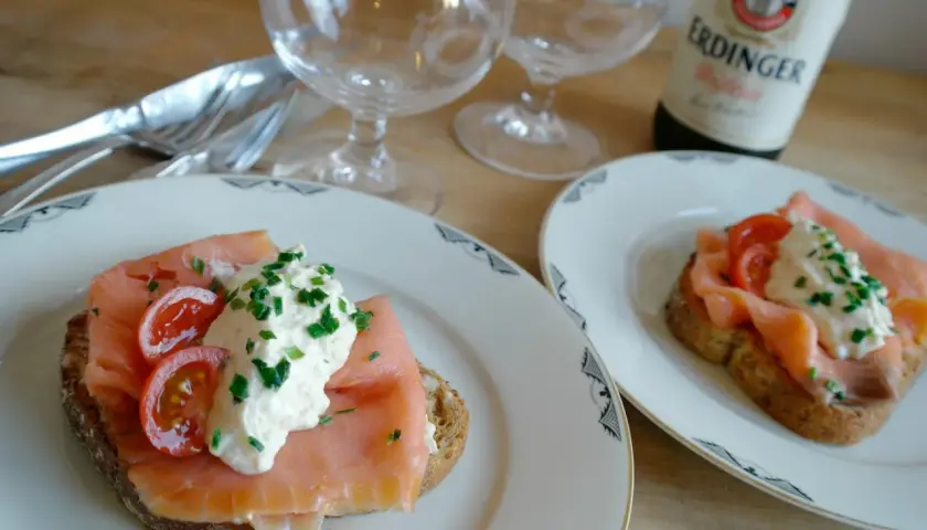 Två läckra gravad lax mackor med krämig topping och körsbärstomater. Perfekt för en mysig fika.
