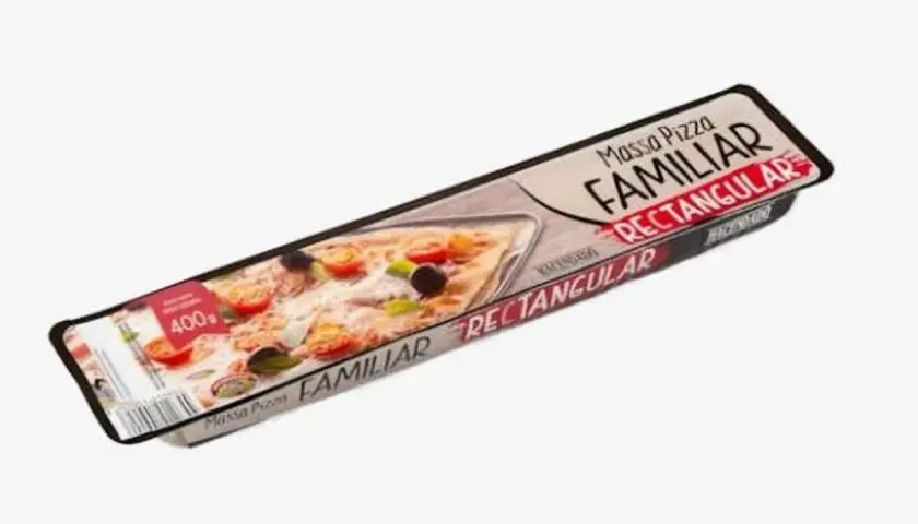 Masa de pizza familiar rectangular de Mercadona, lista para hornear. Perfecta para una cena rápida.
