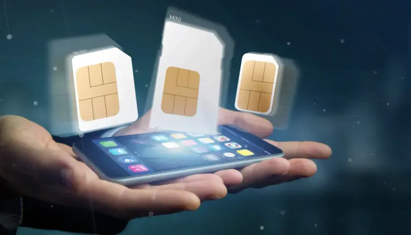 Dłoń trzyma smartfon, nad którym unoszą się karty SIM. Rozpocznij swoją przygodę z siecią Play – rejestracja karty SIM Play nigdy nie była prostsza!