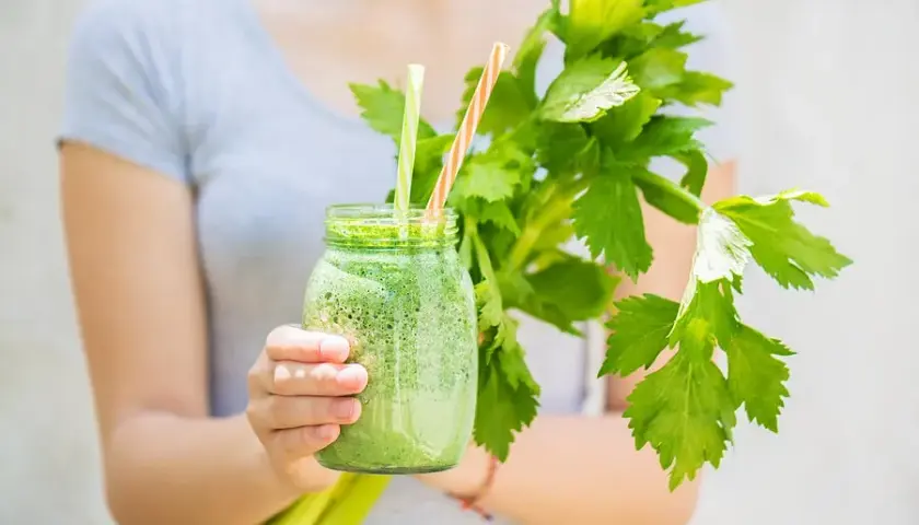 Batido de apio manzana y limón: la receta que transformará tu salud