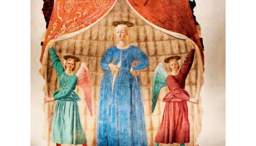 Dwie anielice podtrzymują zasłonę, odsłaniając Madonnę w błękitnej sukni. Dzieło Piero della Francesca.