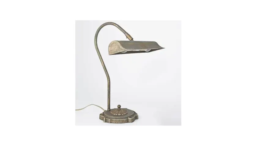 Lámpara de latón con cuello curvo y pantalla rectangular, ideal para iluminar tu escritorio.