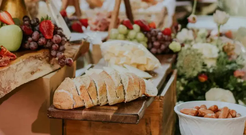 Plateau de charcuterie et fromages, fruits frais, pain et saucisses. Une belle idée repas mariage simple et gourmande.