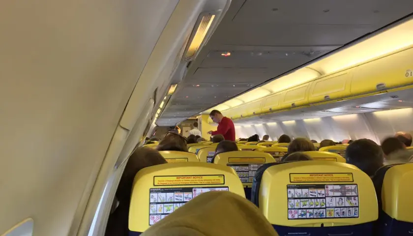 Wnętrze samolotu Ryanair, pełne pasażerów. Zastanawiasz się, ile osób mieści się w samolocie Ryanair? Ten widok daje pewne pojęcie.