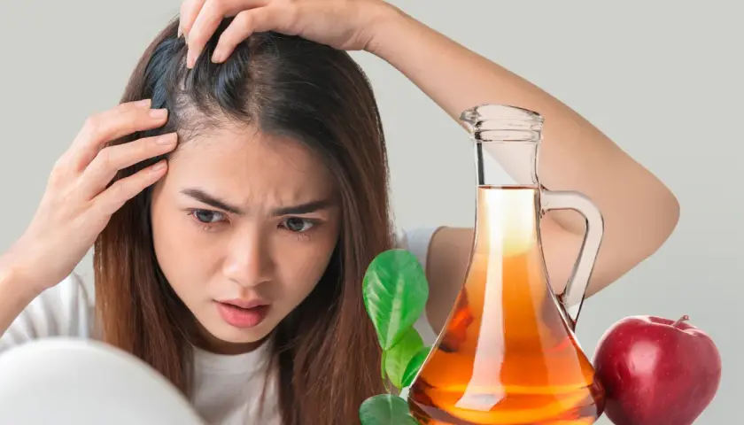 Mujer preocupada revisa su cabello. A su lado, una botella de vinagre de manzana para el pelo y una manzana roja.
