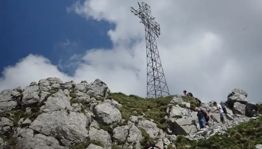 Czemu na Giewoncie jest krzyż? Historia i znaczenie symbolu