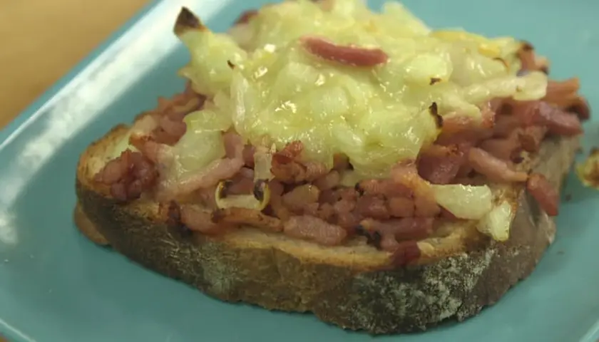 Bruschetta gourmande avec lardons et fromage fondu, une délicieuse bruschetta raclette.