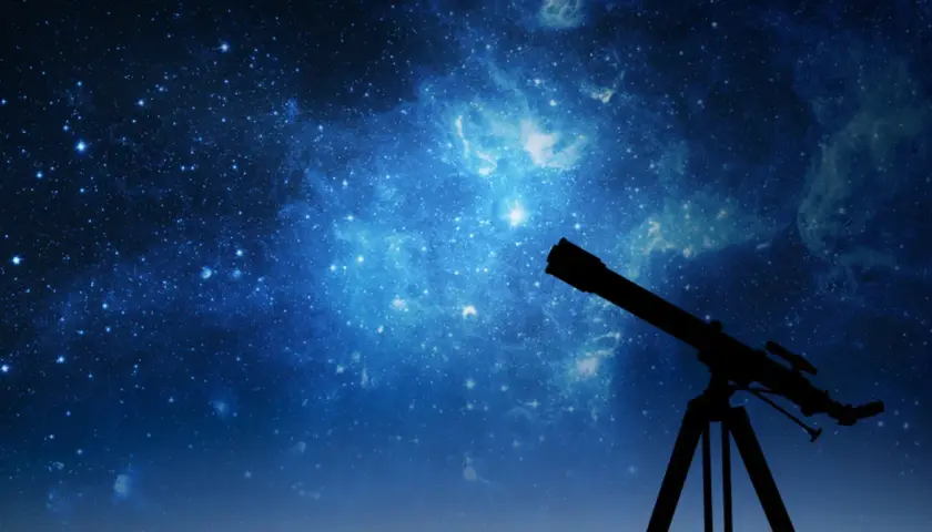 Teleskop skierowany na nocne niebo, pełne gwiazd i mgławic. Ile jest gwiazdozbiorów do odkrycia?