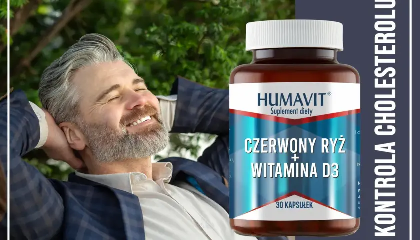 Szczęśliwy mężczyzna zrelaksowany na łonie natury, obok butelka suplementu diety z wyciągiem z czerwonego ryżu i witaminą D3.