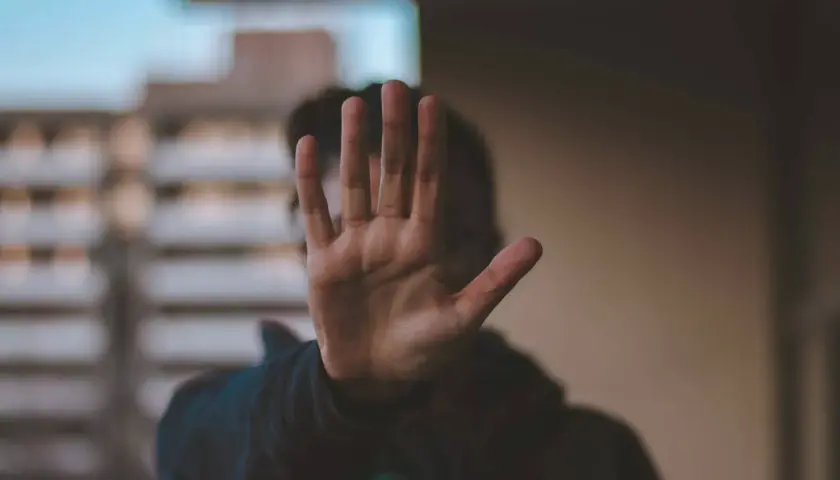 Dłoń zatrzymuje chamskie zachowanie męża. Czas na asertywność i ustalenie granic.