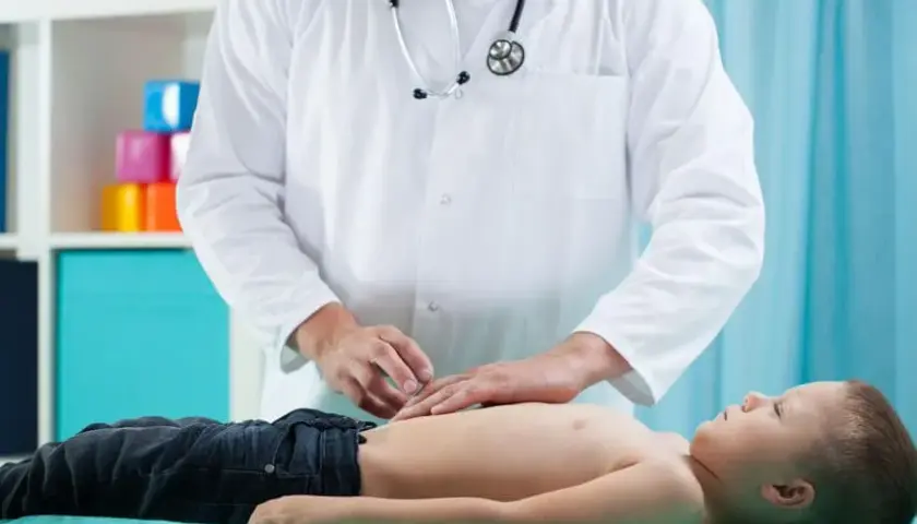 Ból brzucha u dziecka: Co podać? Domowe sposoby i kiedy do lekarza.