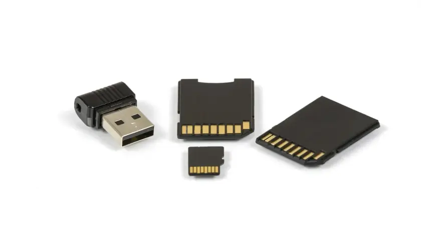 Speicherkarten und USB-Stick: Lösungen, um den **MacBook Speicher erweitern** und Platz schaffen.