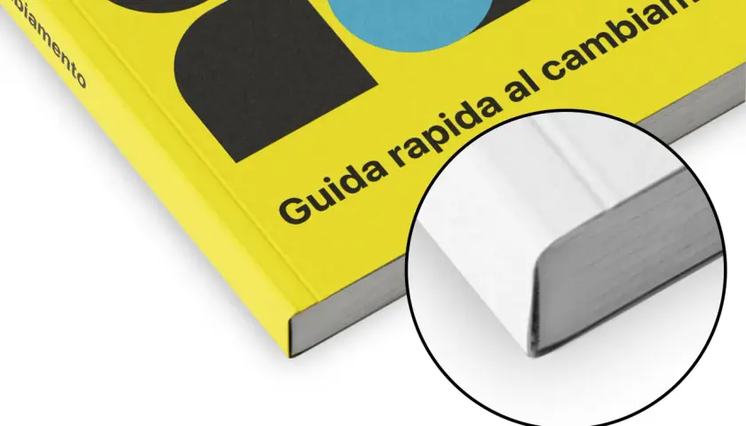 Un livre broché jaune vif avec des formes géométriques noires et bleues. Le titre "Guida rapida al cambiamento" est visible.