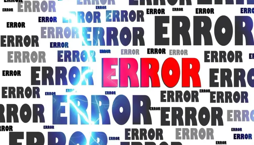 Un collage di parole "ERROR" in varie dimensioni, colori e stili, alcune con effetti di fulmini, che simboleggiano problemi tecnici.