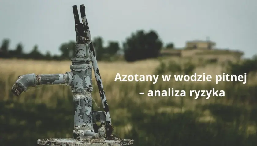 Stara pompa wodna na tle pól. Tekst: "Azotany w wodzie pitnej - analiza ryzyka".