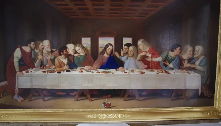 Das Abendmahl Bild Original: Jesus und seine Jünger sitzen an einer langen Tafel. Die Szene ist dramatisch und emotional.