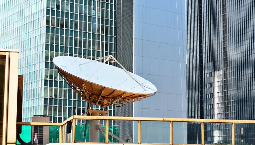 Antena satelitarna na dachu budynku, gotowa do ustawienia jak talerz Cyfrowego Polsatu.