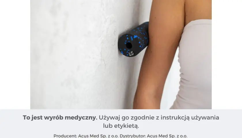 Roller do masażu ramienia przy ścianie, pomocny w domowym leczeniu bólu łokcia.