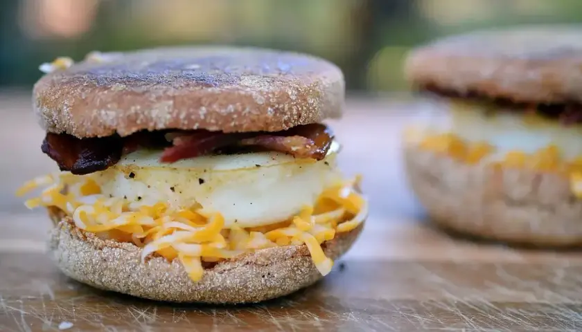 Pyszny mcmuffin farmerski z jajkiem, bekonem i serem. Idealny na śniadanie, choć warto pamiętać o jego kcal.