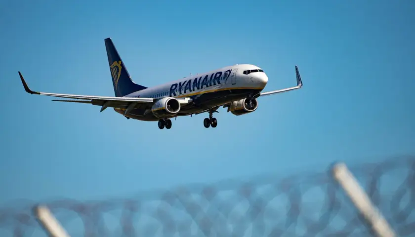 Boeing 737 Ryanair zbliża się do lądowania. Zastanawiasz się, ile pali taki samolot?