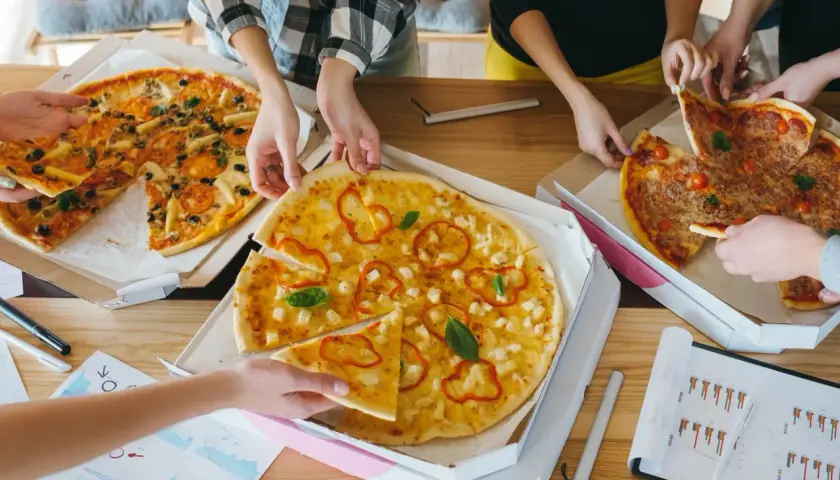 Jaką pizzę ma najmniej kalorii? Oto zdrowe opcje dla Ciebie