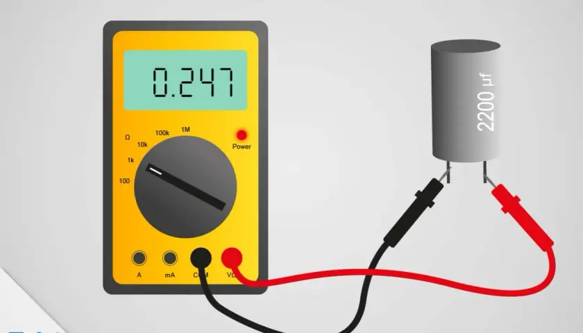 Ein Multimeter misst den Wert eines 2200 µF Kondensators, der für einen Elektromotor bestimmt ist.