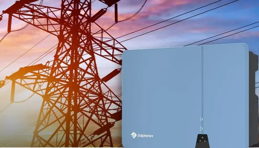 Niebieski falownik Solplanet na tle linii energetycznych. Dowiedz się, jak dobrać falownik do swojej instalacji fotowoltaicznej.