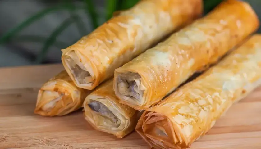 Chrupiące roladki z ciasta filo, idealne do wypróbowania w domowych przepisach.