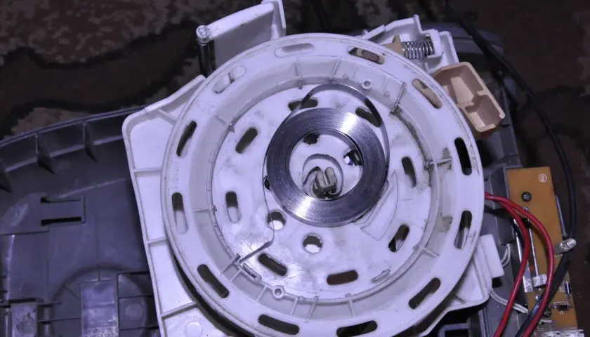 Mechanizm zwijacza z nawiniętą sprężyną. Zobacz, jak nawinąć sprężynę w zwijaczu, by działał sprawnie.