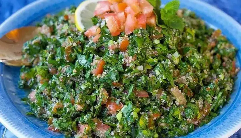 Zeinas tabbouleh, en fräsch persiljesallad med tomat och bulgur, toppad med citron och mynta.