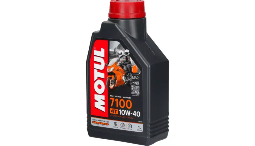 Czarna butelka oleju Motul 7100 10W-40 z czerwonym korkiem i grafiką motocyklistów.
