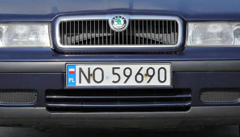 Niebieska Skoda z polską tablicą rejestracyjną NO 59690.