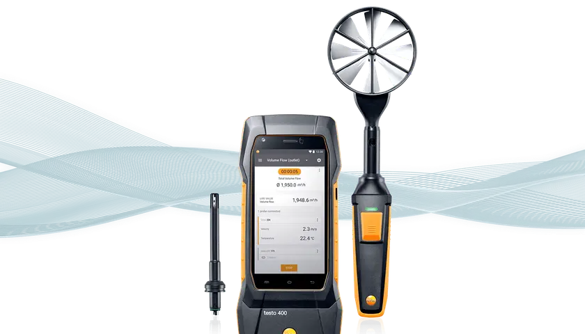 Testo 400 z anemometrem i sondą do pomiaru przepływu powietrza. Idealne narzędzie, by dowiedzieć się, jak testować sieci wysokiej częstotliwości.