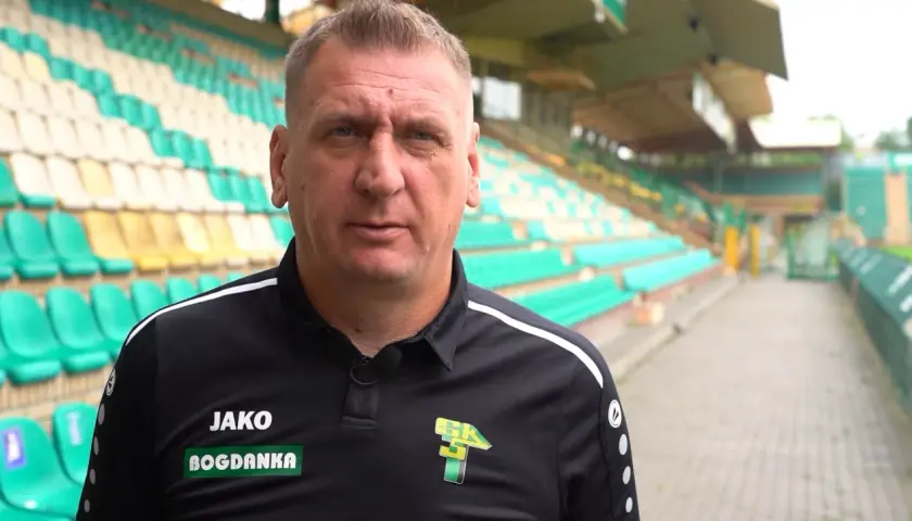 Kamil Kieres, trener, na tle pustych trybun stadionu.