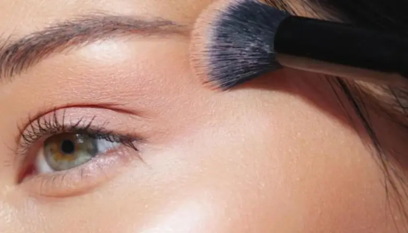 Aplicando el maquillaje para la Feria de Abril, un toque de color en el rostro para celebrar.