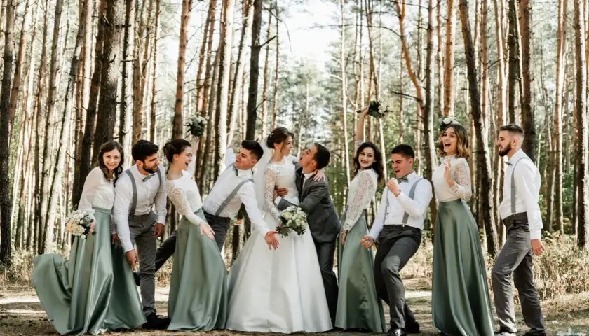Para weselna w lesie, druhenki w zielonych sukniach, drużba w szarych szelkach. Ile daje się na wesele? Zależy od serca!