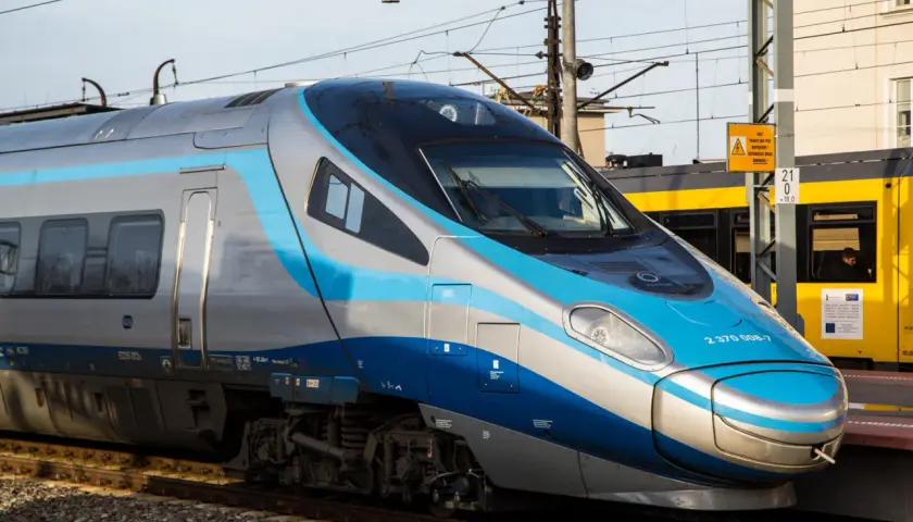 Srebrno-niebieskie Pendolino gotowe do podróży do Szczecina.