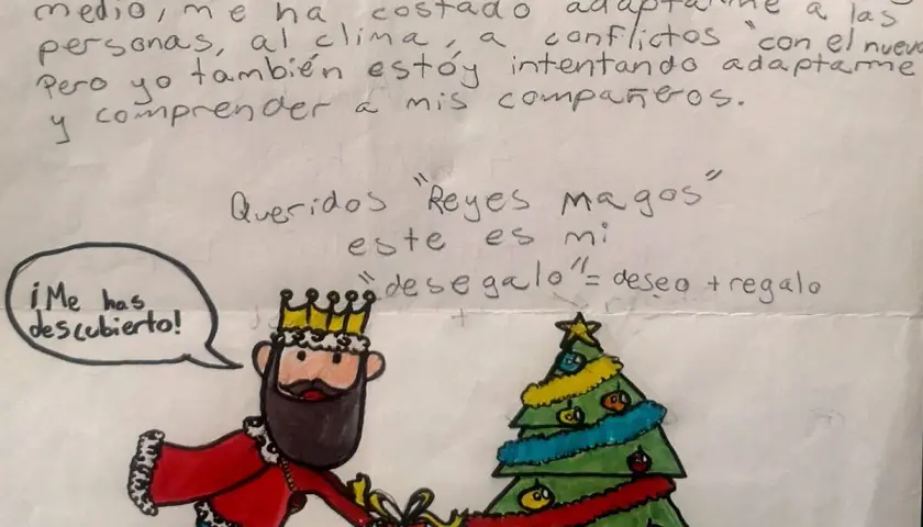 Dibujo de un Rey Mago entregando un regalo junto a un árbol de Navidad. Es una carta de Reyes Magos para niños que se portan mal, con un mensaje de adaptación.