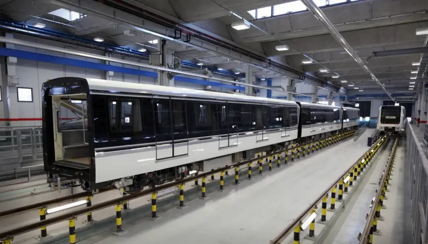 Nuovi treni per la metro di Santa Maria del Soccorso in un deposito moderno.