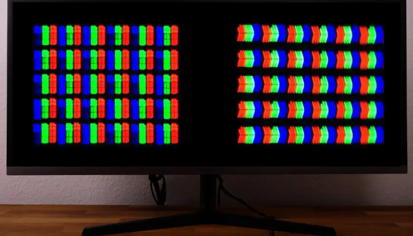 Vergleich von Pixelstrukturen auf einem Monitor: Links rechteckige Subpixel, rechts pfeilförmige, ideal für VA oder IPS Panel Gaming.